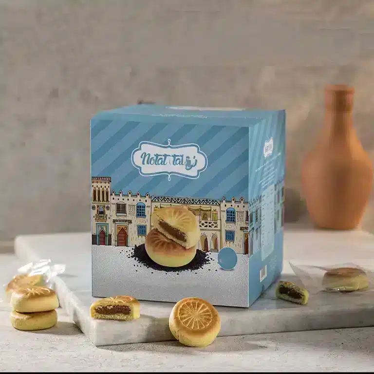 Elegent gift box with ribbon closure